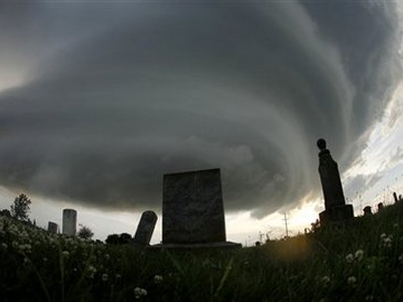 Foto Keindahan Awan Sebelum Badai Jibosturi