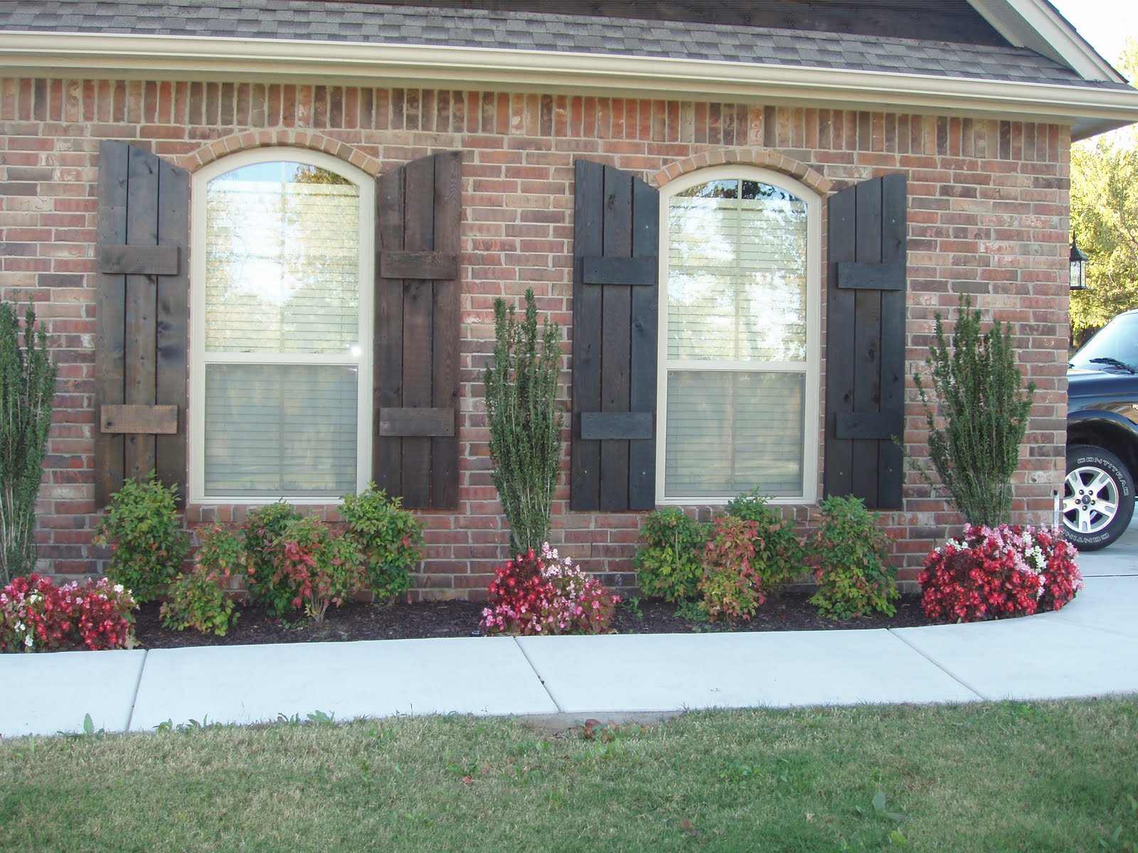 Landscaping around a garage and driveway – plants, lighting, pathways