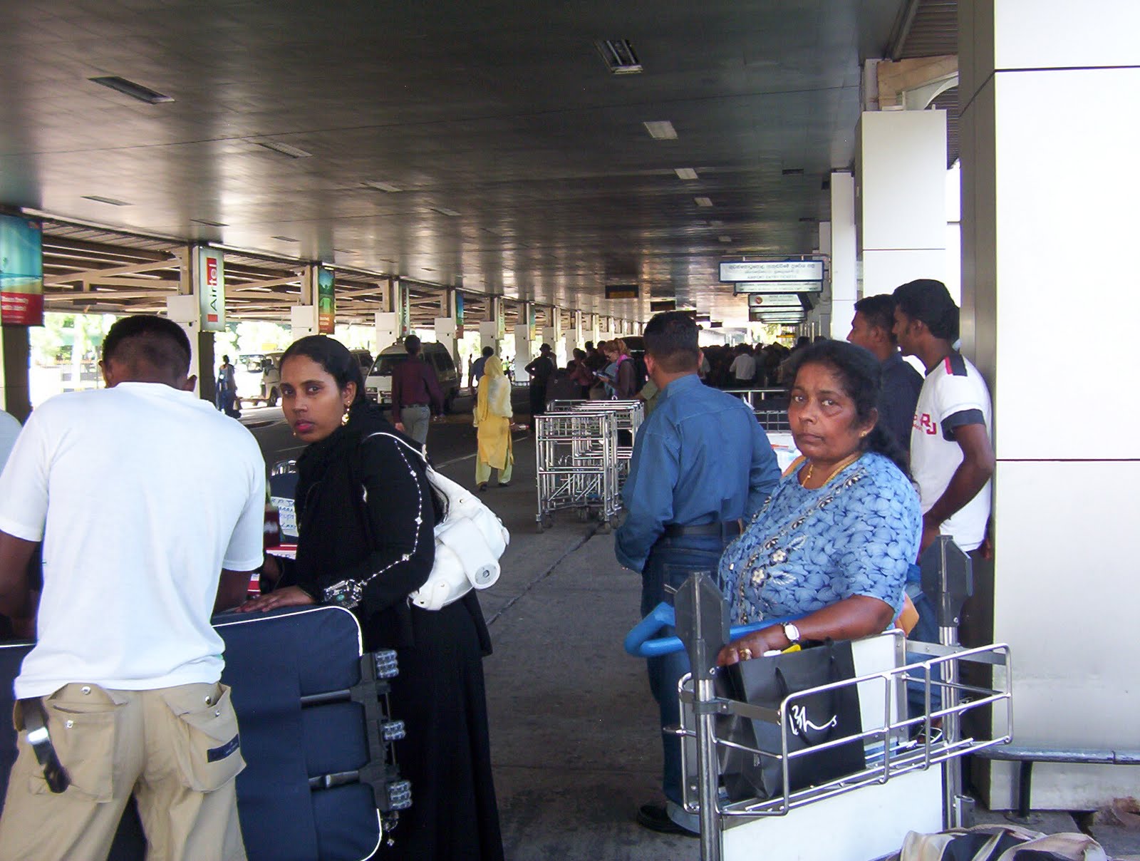 Аэропорт коломбо шри табло. Аэропорт на Шри Ланке Коломбо. Международный аэропорт Коломбо. Аэропорт Коломбо Шри Ланка. Коломбо аэропорт встречающие компанией фото.