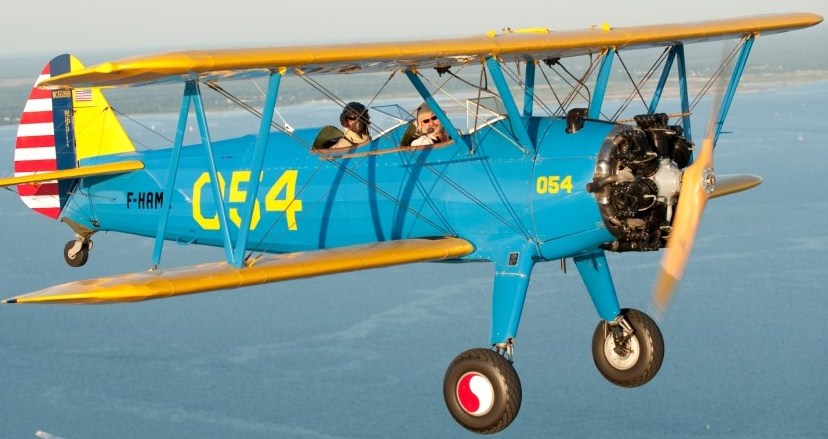 Magie d'un vol en biplan la tête à l'air libre