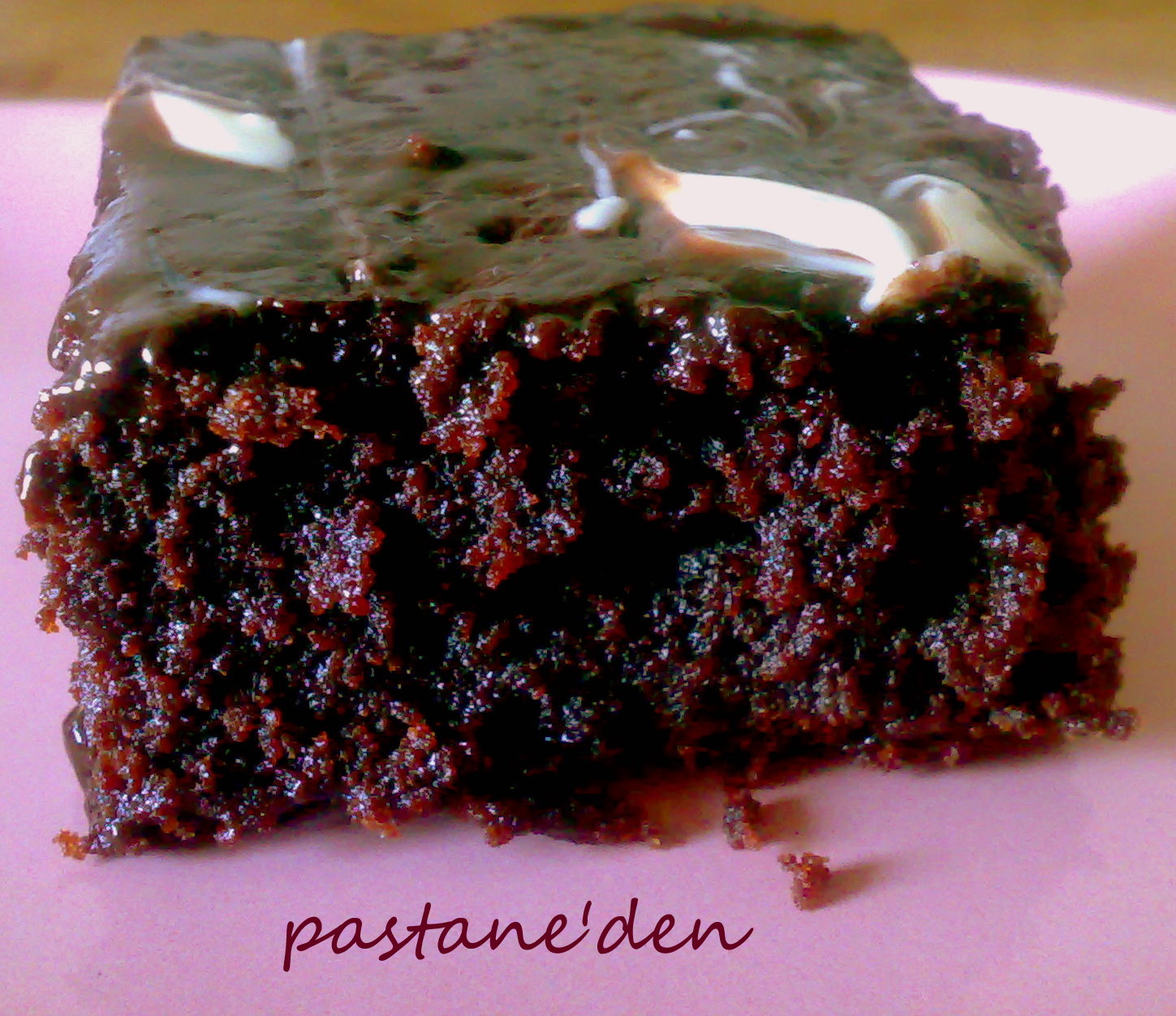 Pastaneden Çikolata Soslu Browni
