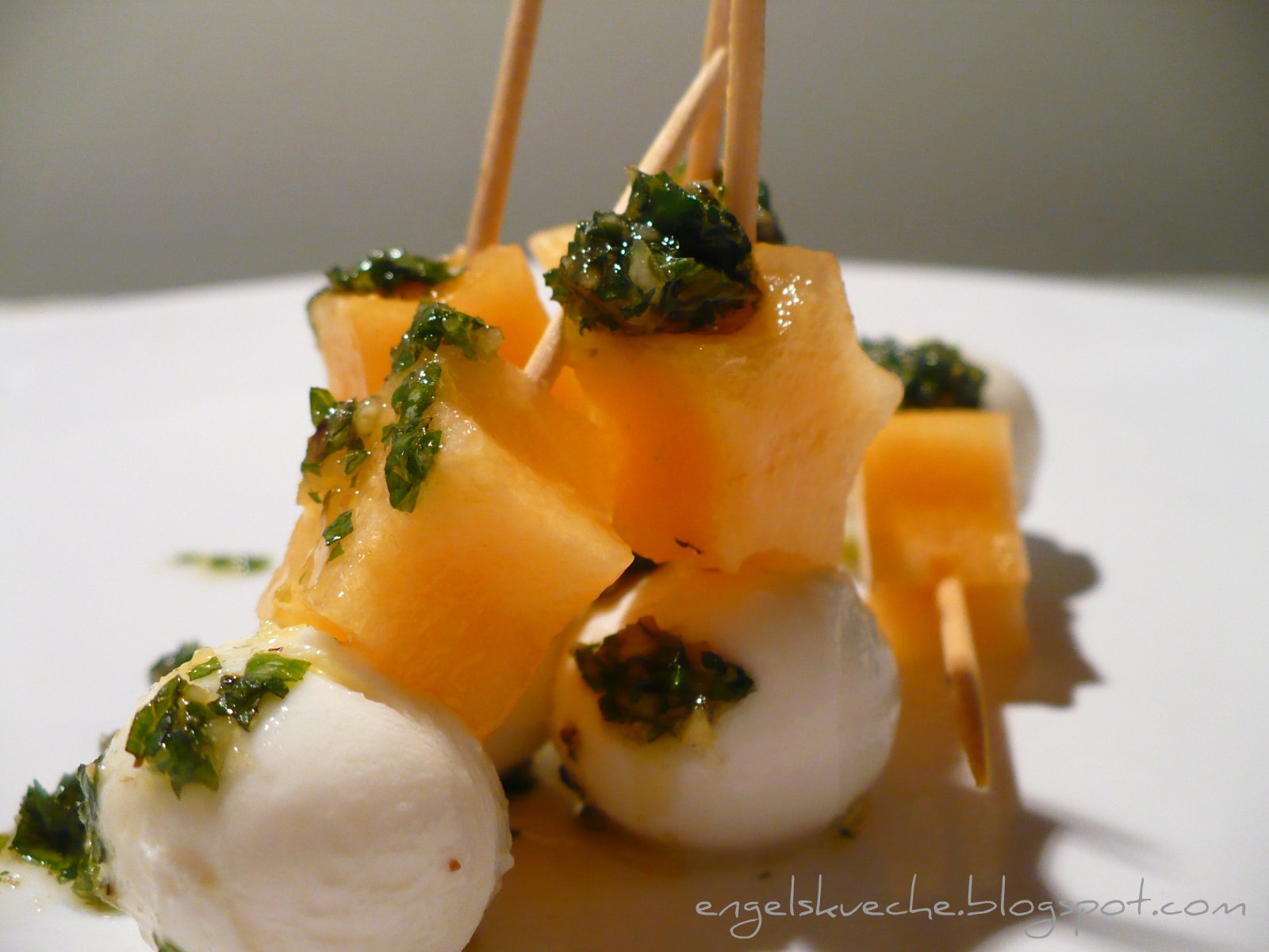Küche Rezepte: Mozzarella-Melonen-Spieße mit Minz-Basilikum-Pesto