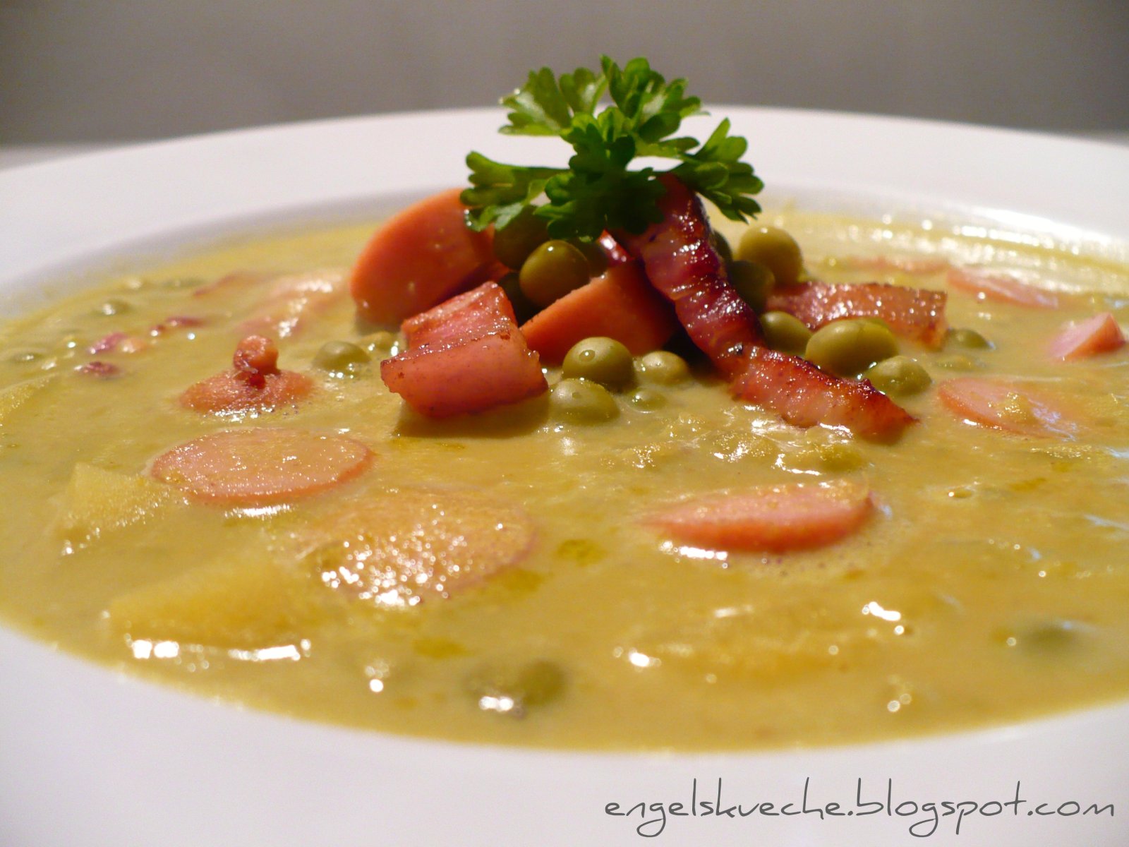 Essen aus Engelchens Küche: Deftige Erbsen-Suppe schnell zubereitet