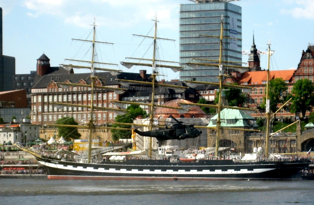 Statki, helikopter i port - urodziny Hamburga