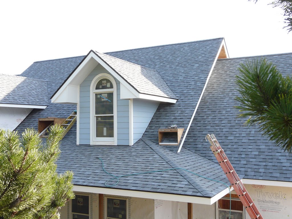 Bob & Linda Build a house in Brookings Siding and trim being installed.