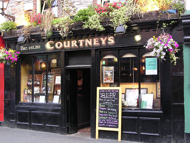 Tipik İrlanda pub'larından biri daha. Courtney's