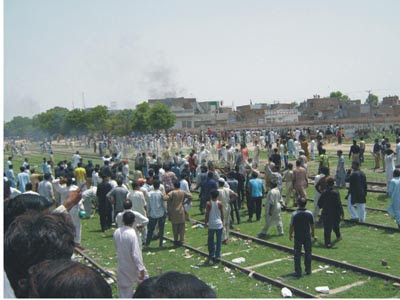 Riots erupts in Gojra | Today In Pictures
