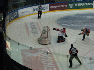 Tähän se loppuu Ville N. maalaa rankkarista. Tappara-Florida Panthers Hakametsän hokiareenassa