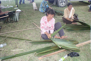 ADUN N26 KUALA PENYU: Acara menganyam atap daun rumbia