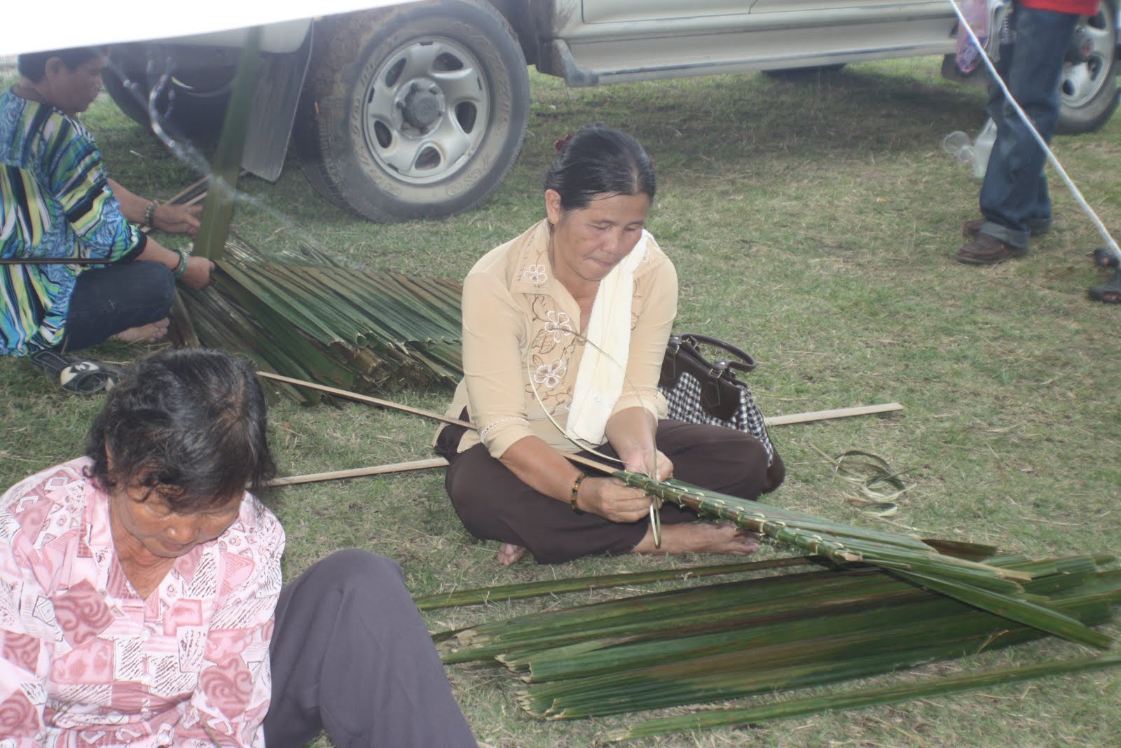 ADUN N26 KUALA PENYU: Acara menganyam atap daun rumbia