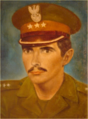 obraz olejny przedstawiający autoportret Marka Strójwąsa w mundurze WP