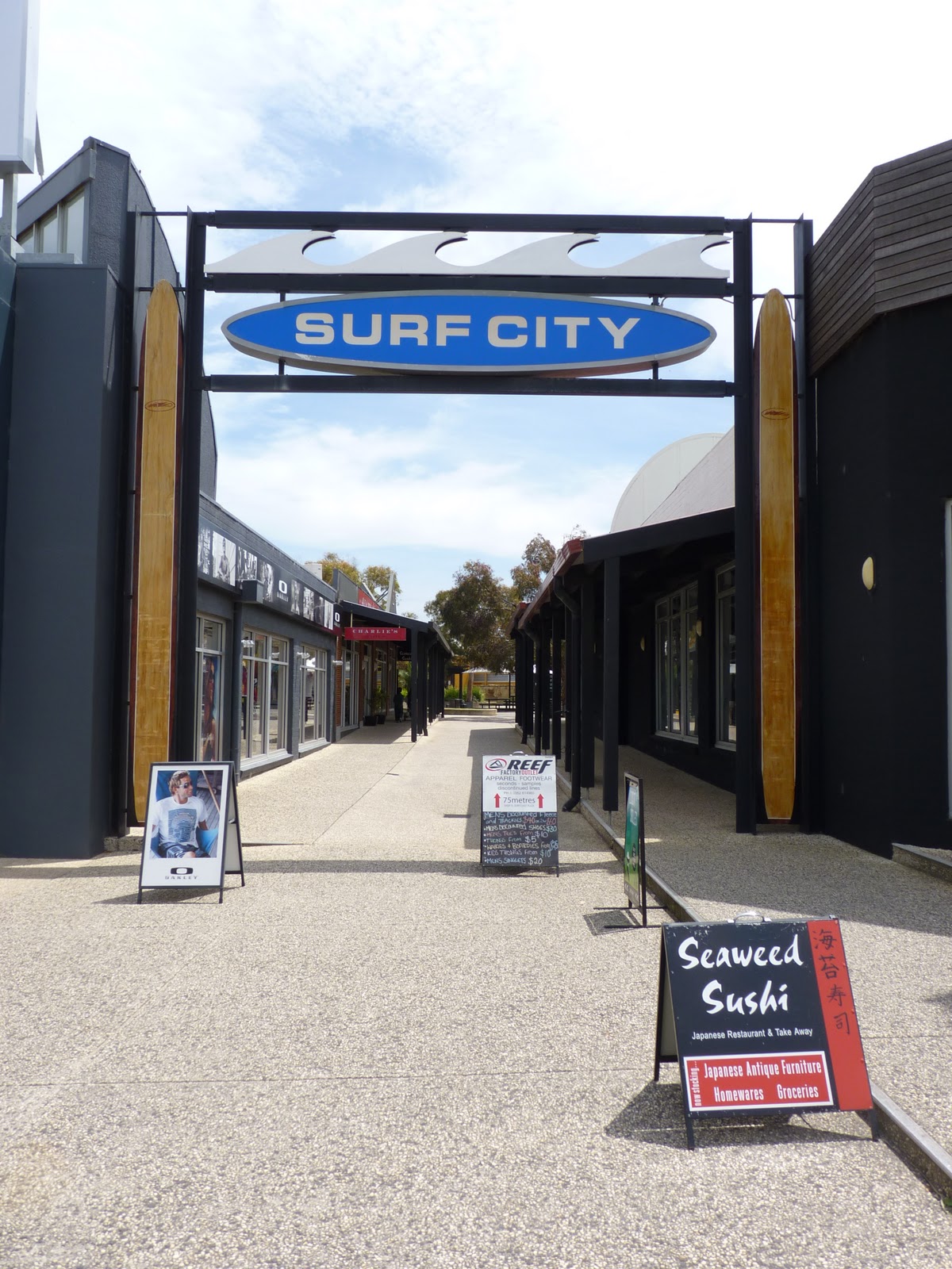 Isa à l'autre bout du monde Torquay surf paradise avec les magasins