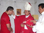 Monseñor ++Victor Celebrando el Sacramento de la Confirmación.