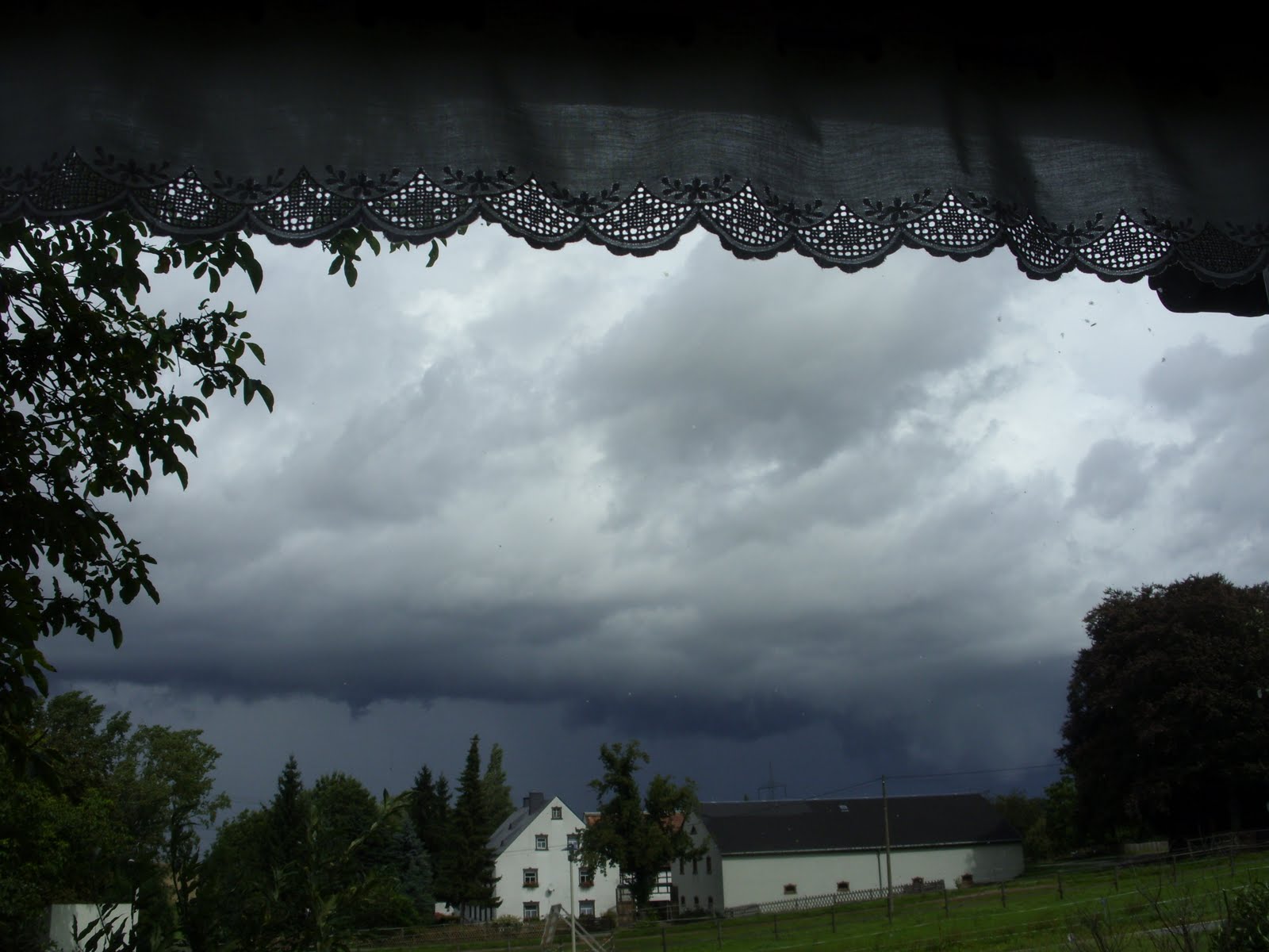 Kleines Handwerk: Graue Wolken und bunte Wolle.