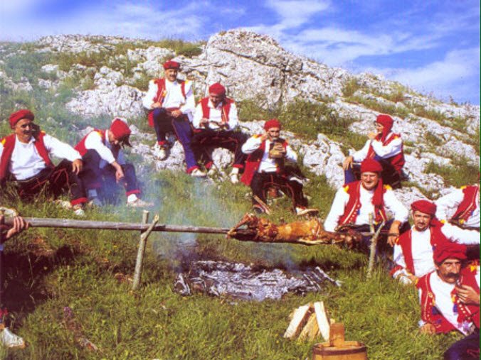 %5b02-HajduciMijataTomica-krcmarskaVizija.jpg%5d