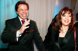 http://1.bp.blogspot.com/_ycbSASM07-k/TOP9TLxMKyI/AAAAAAAAFEM/rw05Xeyn14I/s400/silvio_santos_iris_abravael.jpg http://1.bp.blogspot.com/_ycbSASM07-k/TOP9TLxMKyI/AAAAAAAAFEM/rw05Xeyn14I/s400/silvio_santos_iris_abravael.jpg