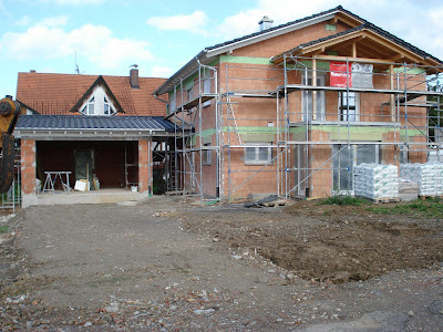 Bauen mit den Brachats: Küche fertig aufgebaut, Fliesenleger sind