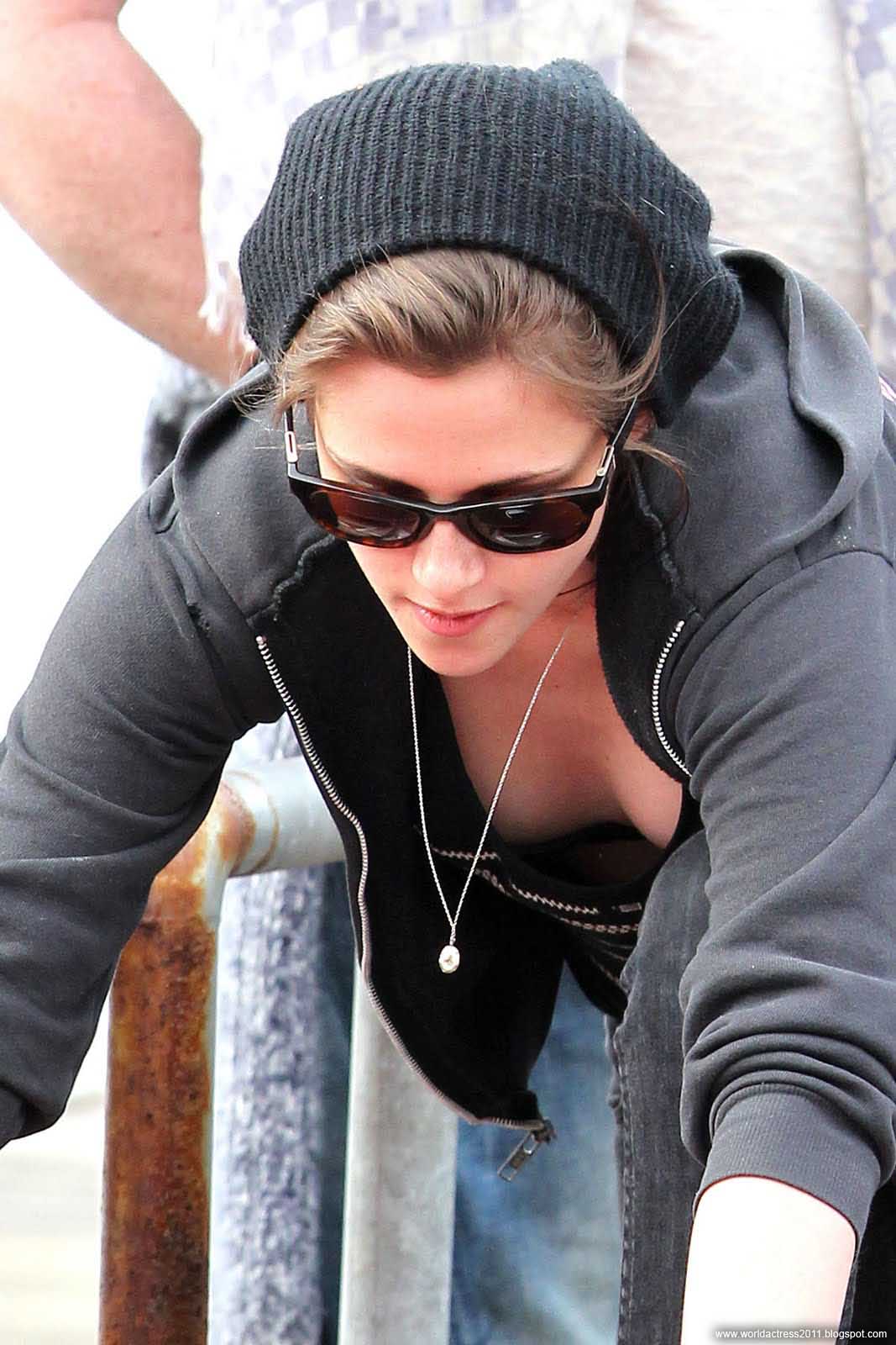 http://1.bp.blogspot.com/_ynR6cm9boNo/TSXtuLqvKvI/AAAAAAAAAb4/1QNT15YXUU0/s1600/World+Actress+2011+Kristen+Stewart+65.jpg