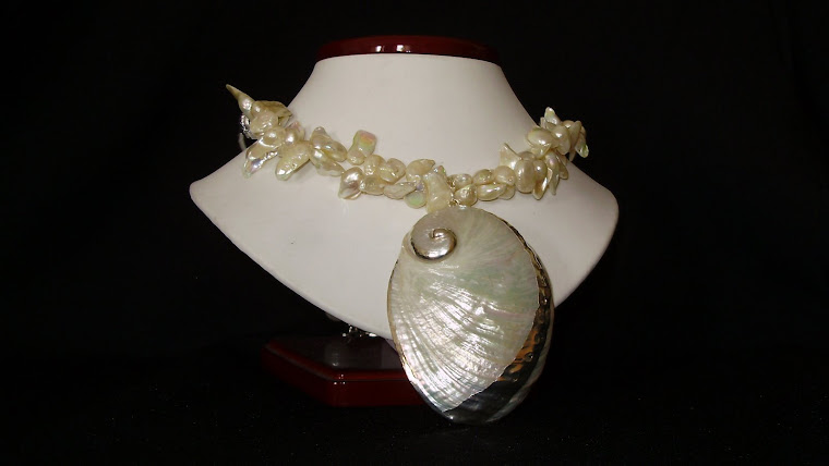 C09098 Collar elaborado en perlas y dije de Cararol con aplicaciones plateadas