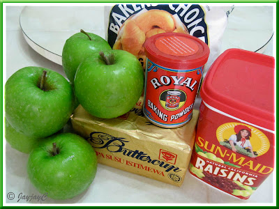 Some apple pie ingredients: wheat flour, baking powder, butter, green apples, raisins