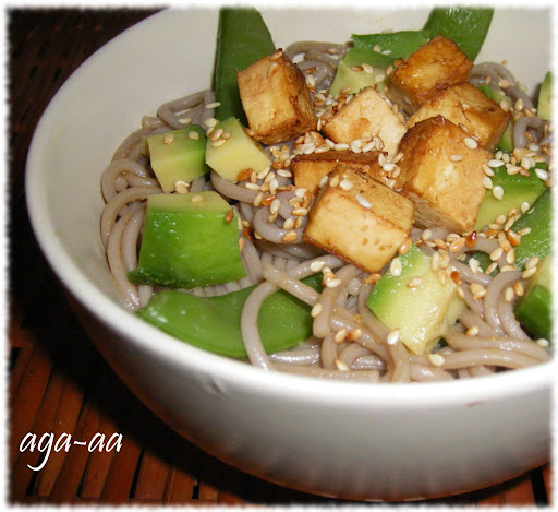 Makaron soba tofu i groszkiem Makaron soba tofu i groszkiem