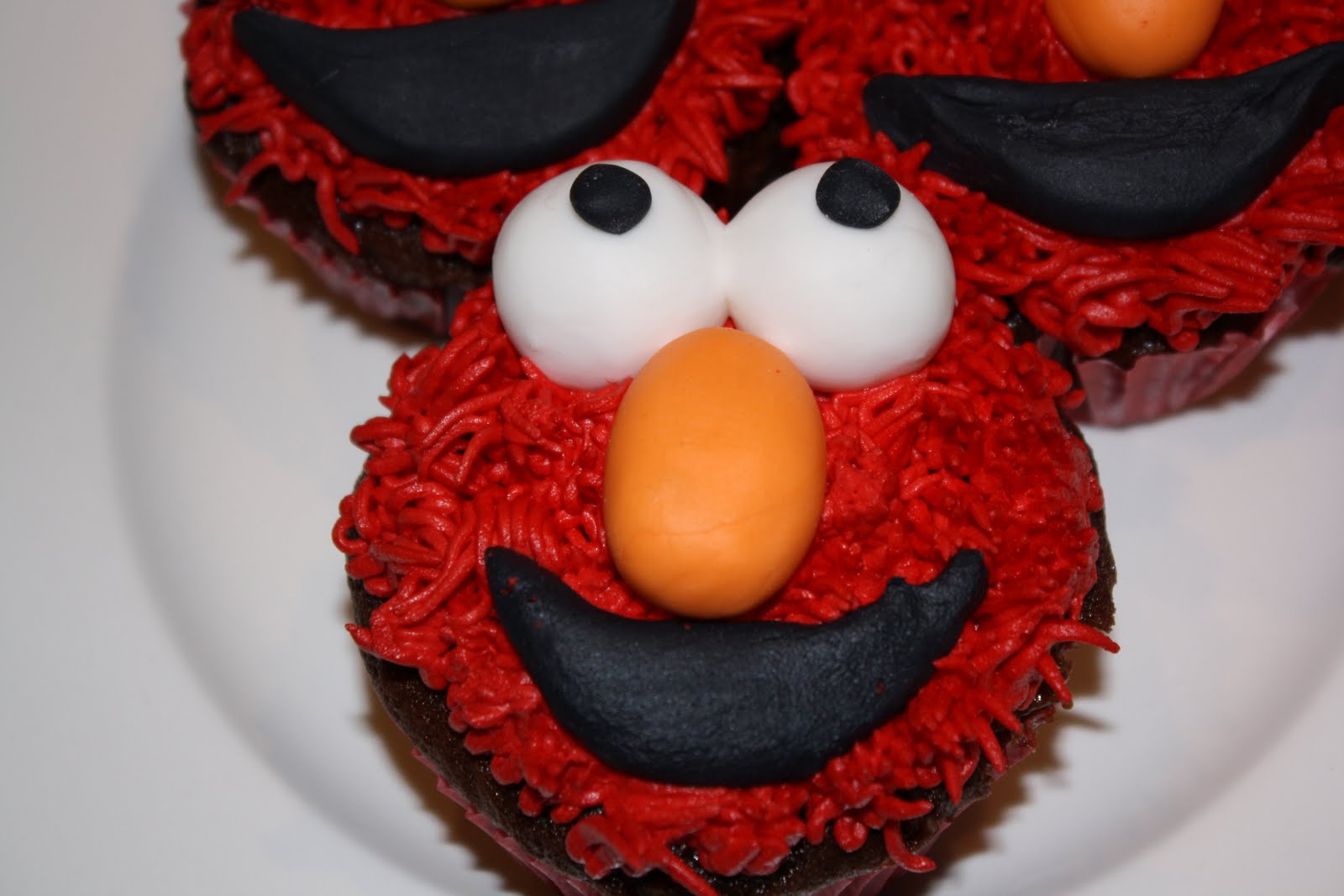 A Little Cake Won&amp;#39;t Hurt: Elmo Cupcakes