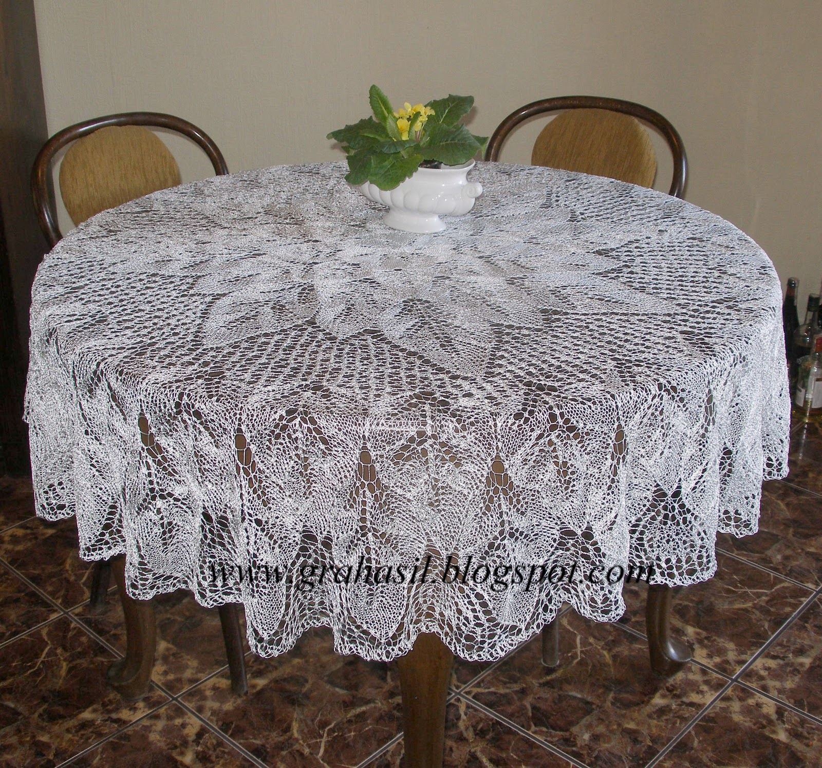 DŁUBANKOWO: Serweta na okrągły stół