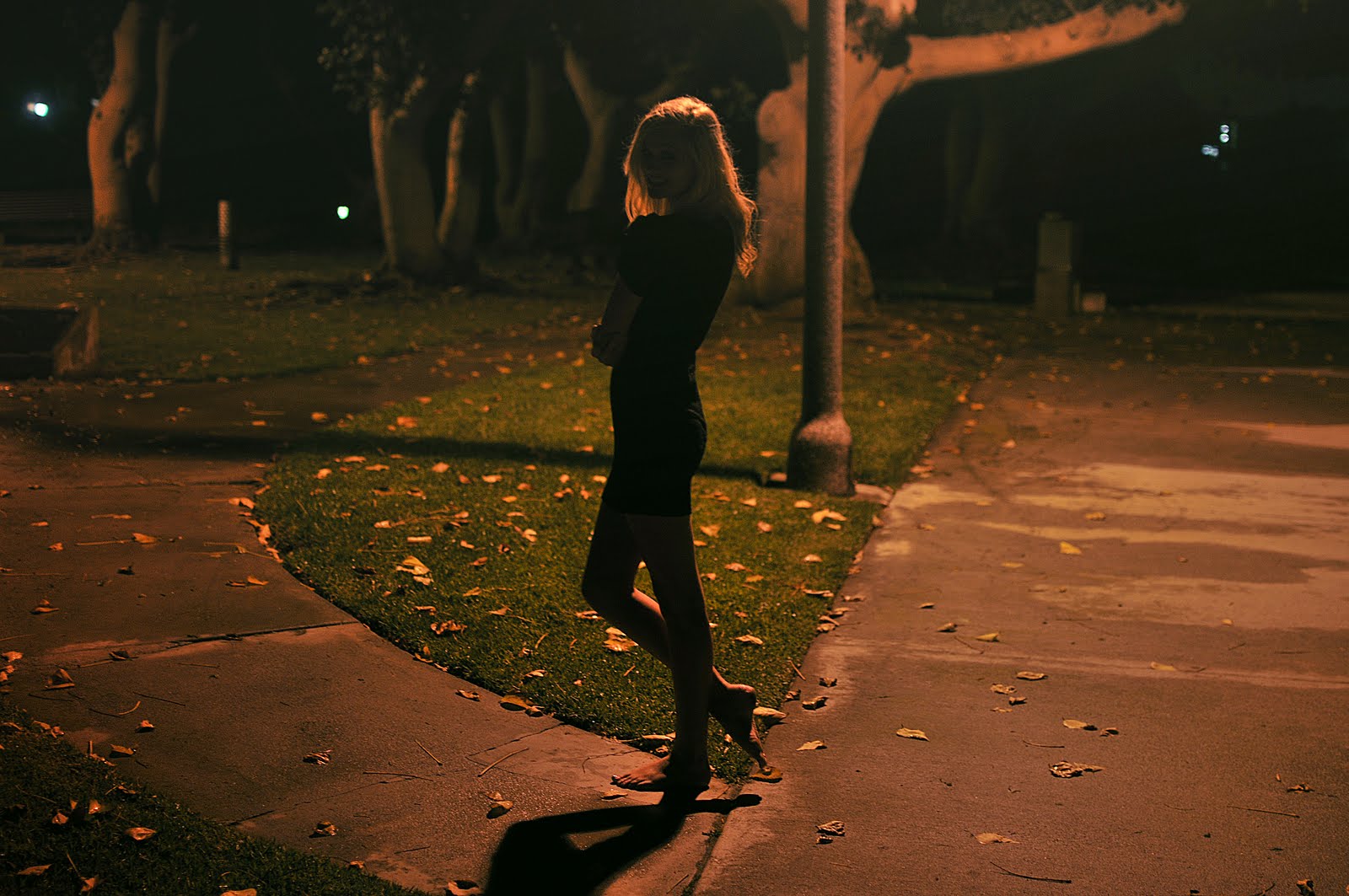 Гуляет по улице без. Девушка и ночь. Девушка гуляет ночью. Девушка блондинка ночью. Девушка со спины ночью.