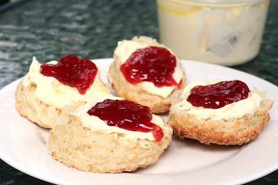 Scones+with+clotted+cream+and+jam002.jpg