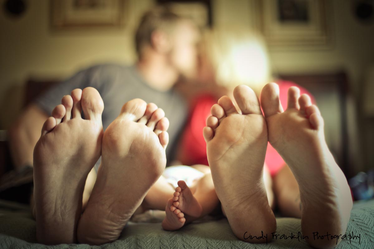 Family feet. Семейный foot. Kruds Family feet. Barefoot Family photographer. Feet with Family.