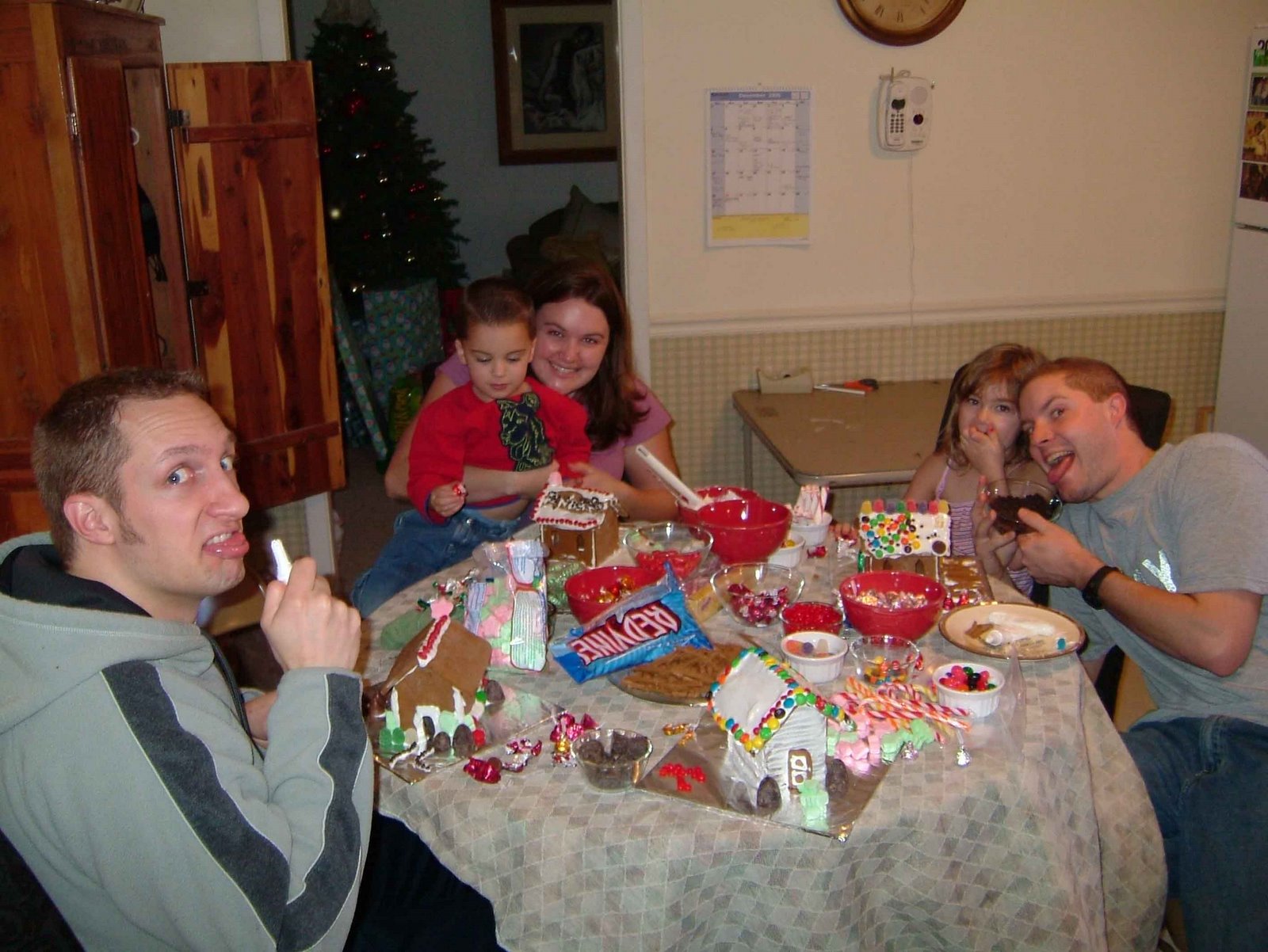 [Decorating+Candy+Houses+2006.jpg]
