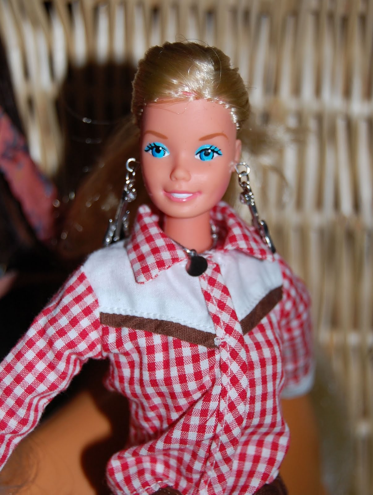 dolls collector club: O papusa rara...Western Barbie din 1981. A rare ...