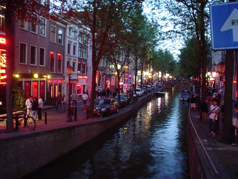 [800px-Amsterdam_red_light_district_24-7-2003.jpg]