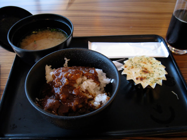 Japan Airlines (JAL) Sakura Lounge food beef curry miso soup at Narita (NRT)