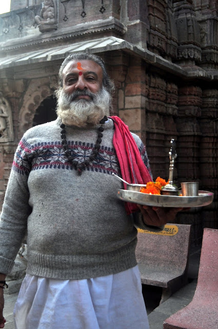 vadnagar narendra modi gujarat morning hathkeshwar temple priest