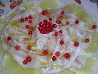 Insalata di pesce crudo con ribes