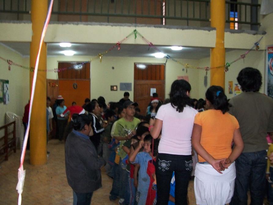 [=?iso-8859-1?Q?los_ni=F1os_recibiendo_sus_obsequios_=3DD-793527.JPG?=]