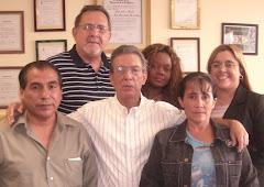 Diosmel Rodriguez - con camisa blanca - y Hector Palacios - con camisa a rayas -.