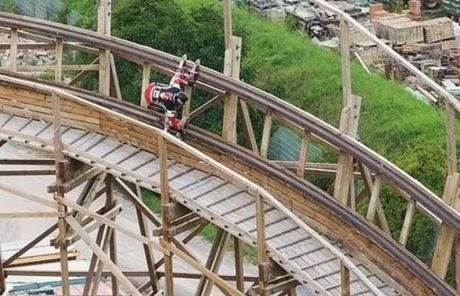 [rollercoastercollerskates.jpg]