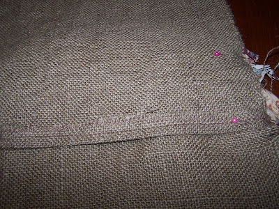 burlap ruffled pillow tutorial http://bec4-beyondthepicketfence.blogspot.com/2010/02/burlap-ruffled-pillowed.html