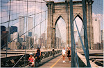 Brooklyn Bridge med fru Gunvor och dotter Helene. The Twins står ännu majestätiskt ...