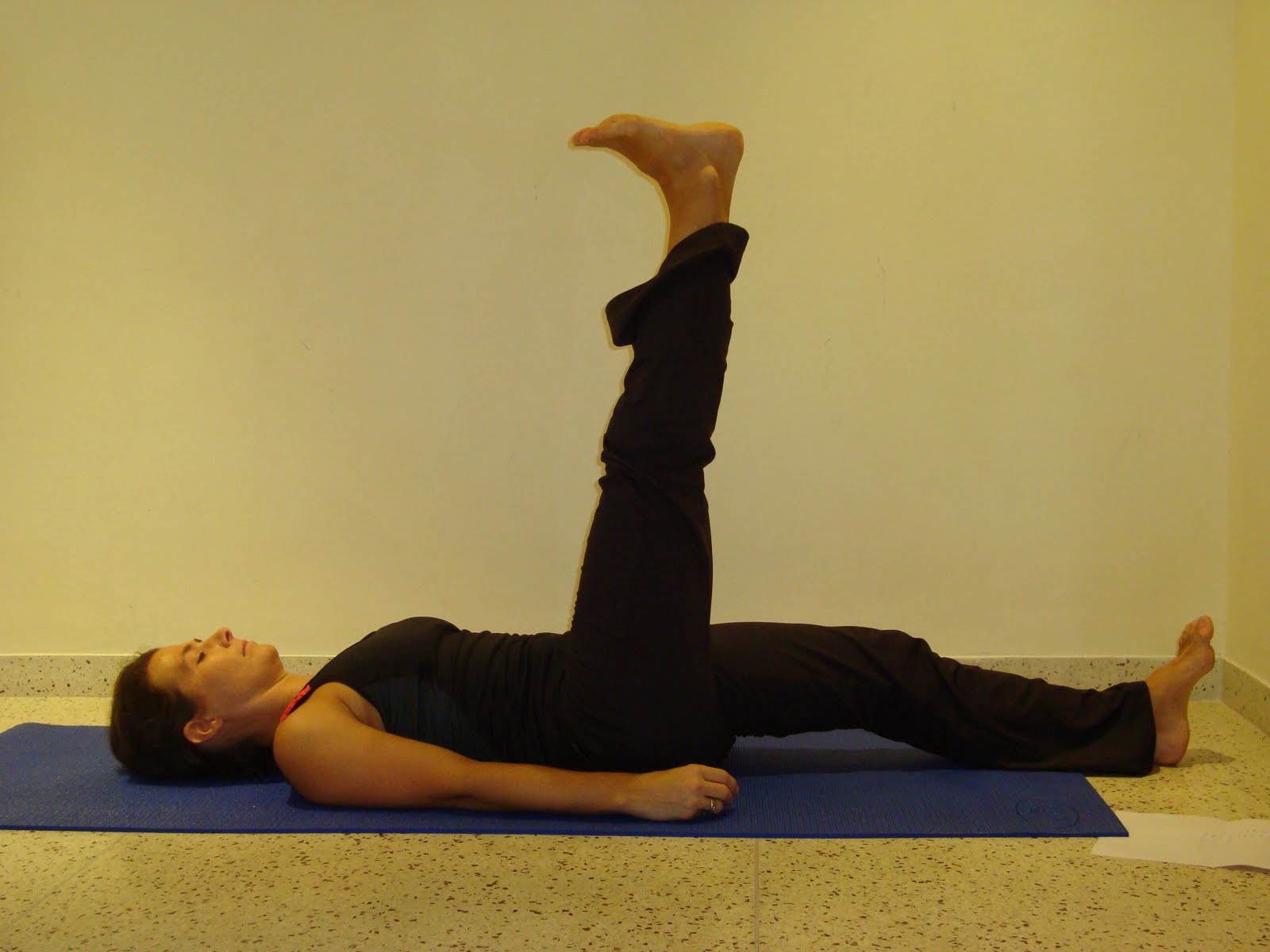 Distansyoga: Magövning- benlyft ett ben i taget
