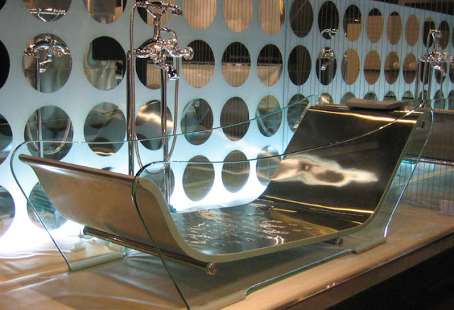 Wausana glass and metal bathtub