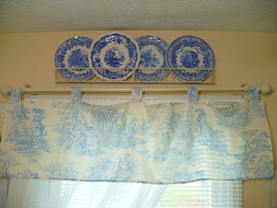 blue transferware plates and blue toile valance