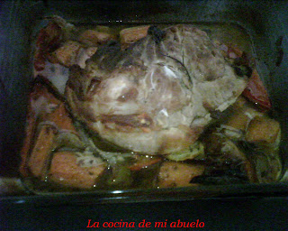  Jamón asado con salsa de nueces. 