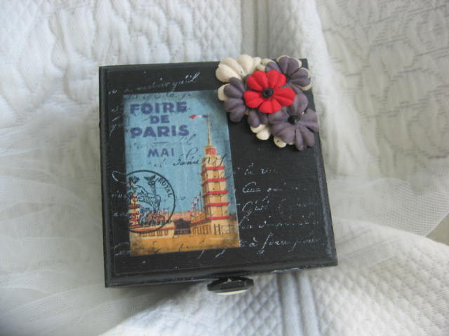 Where the Grass is Greener...: Giveaway Time at A Little Knick Knack!