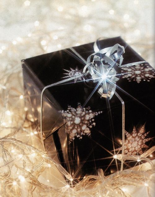 [blackwhitechristmascraigknowleselledeco02moodboard4.jpg]