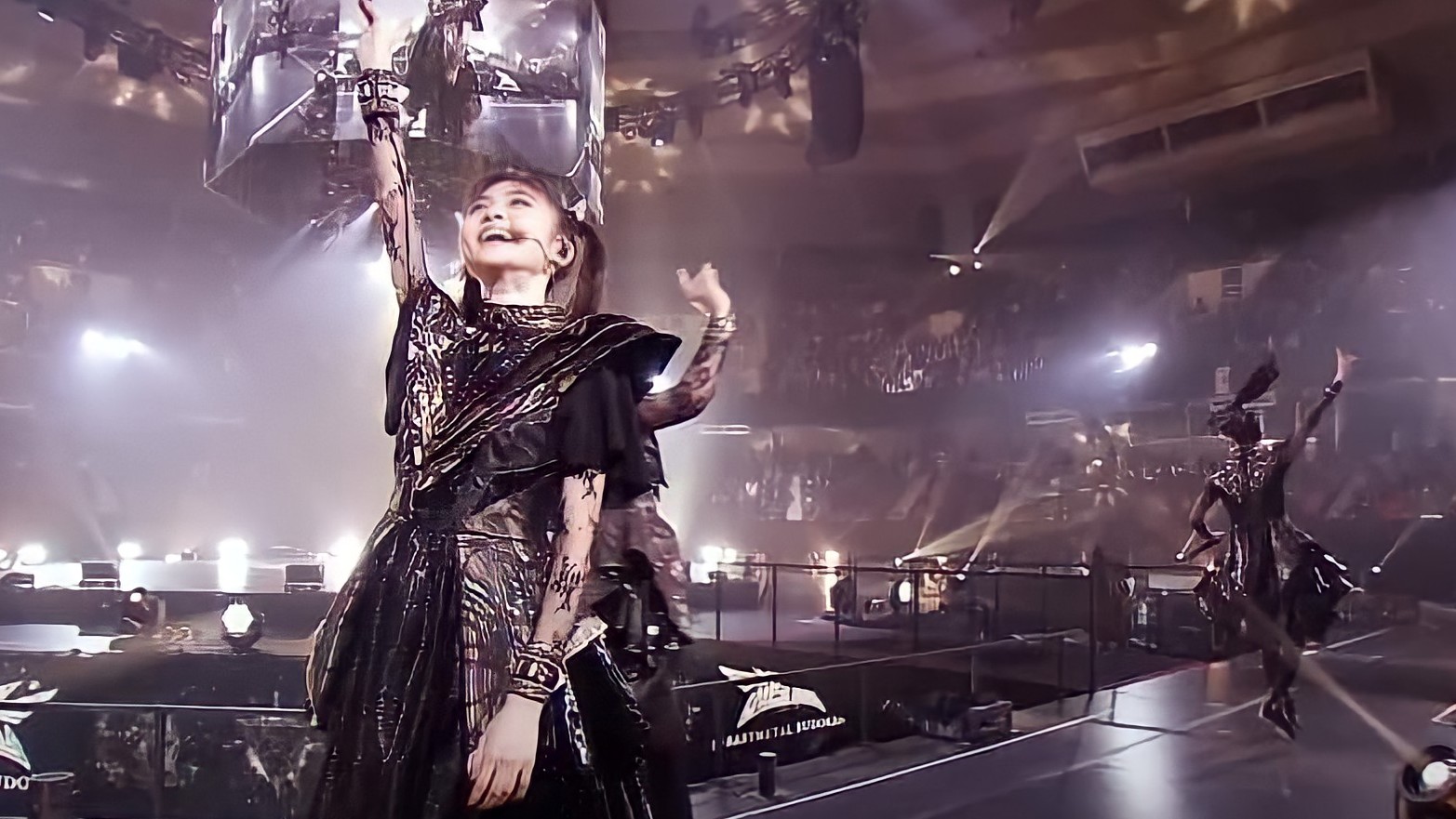 BABYMETAL greeting the crowd at 10 BABYMETAL Budokan