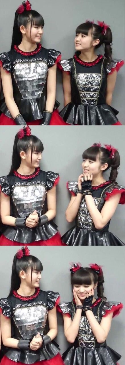 MOAMETAL admiring SU-METAL