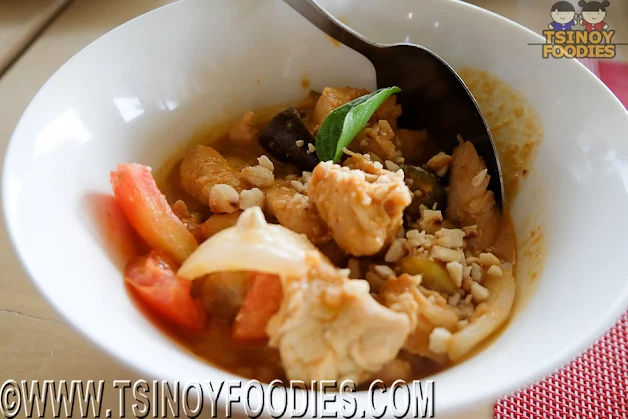 thai chicken curry in peanut sauce